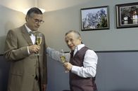 Die Rosenheim-Cops – Der alte und der neue Chef. Polizeichef Balthasar (Gerd Lohmeyer, re.) und sein Nachfolger Dr. Maximilian Heppt (Hubert Mulzer).