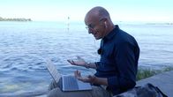 SMS - Schwanke meets Science – Karsten Schwanke bei einer Skypekonferenz mit Vertretern der Anrainerstaaten, die sich gemeinsam um die Wasserqualität des Sees kümmern. Über die Landesgrenzen hinweg.