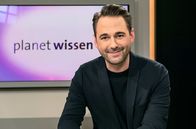 Planet Wissen – Moderator Dennis Wilms.