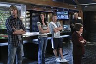 Navy CIS: L.A. – Ein neuer Fall beschäftigt das Team: Callen (Chris O'Donnell, M.), Sam (LL Cool J, 2.v.r.), Kensi (Daniela Ruah, 2.v.l.), Deeks (Eric Christian Olsen, l.) und Hetty (Linda Hunt, r.) ...
