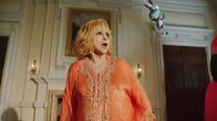 Happy! – Bebe DeBarge (Ann Margret, l.); Happy (r.)