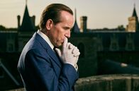 Professor T – Um nachzudenken und zur Ruhe zu kommen, zieht Professor Jasper Tempest (Ben Miller) sich aufs Dach eines Universitätsgebäudes zurück.