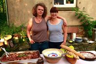 Zu Tisch ... – Die Dorfbewohnerinnen beim Dorffest