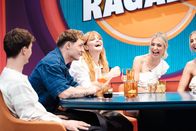 Neo Ragazzi – Sophie Passmann (M.) mit ihren Gästen Heiko (l.) und Roman Lochmann (2.v.l.), Nina (2.v.r.) und Julia Meise (r.)