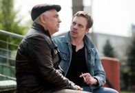 Matterns Revier – Mattern (Hansa Czypionka, l.) kommt dahinter, dass der erst kürzlich aus der Haft entlassene Piontek (Jan Pohl, r.) und Opa Rudi miteinander zu tun hatten.