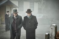 Der junge Inspektor Morse – Fred Thursday (Roger Allam, l.) und Jim Strange (Sean Rigby, r.) werden wegen eines Mordfalls zu einem Friedhof außerhalb von Oxford gerufen. Morse (Shaun Evans) ist dieses Mal nicht vor Ort, da er krank ist.