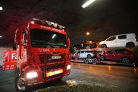 Ice Road Rescue - Extremrettung in Norwegen – Björn ist gekommen, um zu helfen, aber er muss warten, bis Thord die Arbeit erledigt hat. (National Geographic)