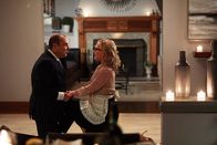 Suits – Es sieht ganz nach einem Happy End mit Hochzeitsglocken für Sheila (Rachel Harris) und Louis (Rick Hoffmann) aus. Doch bald erreichen sie schlechte Nachrichten.
