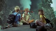 Pippi Langstrumpf – Die drei Ausreißer Tommy (Pär Sundberg, l.) Pippi (Inger Nilsson, M.) und Annika (Maria Persson, r.) sind von einer Brücke auf einen Zug gesprungen um ihre Reise fortzusetzen.