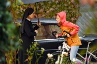 Um Himmels Willen – Schwester Hanna (Janina Hartwig, l.) wird von der an Mukoviszidose erkrankten Nele Reichardt (Elisabeth Nittka, r.) beschimpft - sie soll sich nicht in ihre Angelegenheiten mischen.