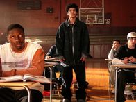Coach Carter – Während Coach Carter von seinem Team gute Noten verlangt, kämpfen seine Schützlinge gegen die ganz normalen Sorgen ihres Alltags: Timo Cruz (Rick Gonzalez, M.) verdient sich sein Zubrot mit kriminellen Machenschaften und Kenyon Stone (Rob Brown) steht vor einer ungewollten Vaterschaft ...