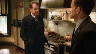 Elementary – Sherlock (Jonny Lee Miller, l.) ist sich nicht sicher, ob er seinem Vater Morland (John Noble, r.) trauen kann ...