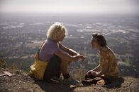 Crazy Fun Park – Die besten Freunde Mapplethorpe (Stacy Clausen, links) und Chester (Henry Strand) unterhalten sich.