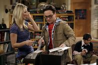 The Big Bang Theory – Freuen sich auf die Autogrammstunde: Leonard (Johnny Galecki, M.), Rajesh (Kunal Nayyar, r.) und Penny (Kaley Cuoco, l.) ...