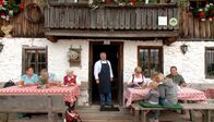 Landgasthäuser – Die einladende Terasse der schönen Brennhütte in Tirol auf der Steinplatte in den Kitzbühler Alpen. Weiteres Bildmaterial finden Sie unter www.br-foto.de.