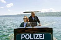 WaPo Bodensee – Julia Demmler, (Wendy Güntensperger, l.) und Paul Schott (Tim Wilde, r.) suchen mit dem Schnellboot den Bodensee nach einem gefährlichen Drogenkurier ab.
