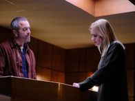 Suspect – Danny ((James Nesbitt) und seine Ex-Frau Susannah (Anne-Marie Duff) trauern am Sarg ihrer toten Tochter.