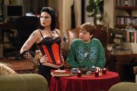 Two and a Half Men – Jake (Angus T. Jones, r.) nimmt an einer spirituellen Sitzung von Isabelle (Jodi Lyn O'Keefe, l.) teil ...