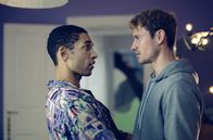 All You Need – Der erste Stresstest für die Beziehung von Vince (Benito Bause, li.) und Robbie (Frédéric Brossier, re.).