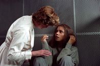 Gothika – Allmählich beginnen alle an ihrem Verstand zu zweifeln, denn beständig erzählt sie von merkwürdigen und metaphysischen Ereignissen. Mirandas (Halle Berry, r.) einzige Chance besteht darin, auf eigene Faust zu handeln ...
