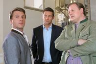 Die Rosenheim-Cops – Das Opfer drohte, seinen Schwiegersohn (Peter Nitzsche, l.) aus der Firma zu entlassen. Die Cops (Michael A. Grimm, r.; Igor Jeftic, m.) vermuten dahinter ein Tatmotiv.