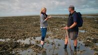 Langeoog und Juist mit Judith Rakers – Judith Rakers und Wattführer Carsten Heithecker im Austernwatt.