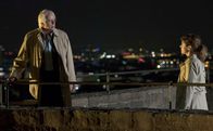 Hotel Heidelberg – Annette (Ulrike C. Tscharre) versucht den holländischen Witwer Julius Verboom (Bram van der Vlugt) vor dem Sprung in den Tod abzuhalten.