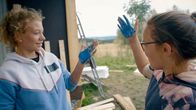 SommerCamp - Back To the Roots – Lina (li.) und Alida (re.) haben die Hände blau. Aber geht die Farbe auch wieder ab?
