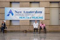 New Amsterdam – v.li.: Dr. Vijay Kapoor (Anupam Kher), Dr. Iggy Frome (Tyler Labine).