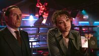 Professor T – Jasper Tempest (Ben Miller) unterstützt Lisa Donckers (Emma Naomi) bei den Ermittlungen im Fall des Undercoverermittlers Danny Stevens.