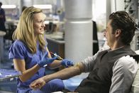 Scrubs - Die Anfänger – Lucy (Kerry Bishe, l.) macht sich Sorgen, wie sie die Uni überleben soll, wenn J.D. (Zach Braff, r.) nicht mehr da ist ...