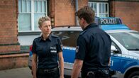 Notruf Hafenkante – Franzi (Rhea Harder-Vennewald) und Nick (Raúl Richter) fragen sich, ob ihr Kollege Kris tatsächlich seine Fassung verloren und seine Mieterin tätlich angegriffen hat.