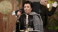 Wohnzimmer-Comedy - Mit Dui do on de Sell – Der Abend beginnt - wie könnte es anders sein - mit "Dinner for 2". Doris (Doris Reichenauer) und Petra (Petra Binder) spielen den berühmten Sketch auf ihre ganz persönliche Art. v.li.: Doris (Doris Reichenauer, hinten) und Petra (Petra Binder, vorne).