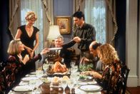 Dharma & Greg – Thanksgiving: Dharma hat wieder einmal eine ganz verrückte Idee. Sie plant ein großes Thanksgiving-Dinner – zusammen mit Eltern und Schwiegereltern. Greg ist klar, dass ein solches Unterfangen nur schief gehen kann. Beim Kochen wird es Dharma schlecht. Plötzlich glauben alle, sie sei schwanger. Dharma und Greg sind zunächst konsterniert. Nach dem ersten Schreck aber sind sie in freudiger Erwartung.