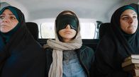 Prisoner 951 – Nazanin (Narges Rashidi, Mi.) wird von zwei Aufseherinnen begleitet in ein anderes Gefängnis gebracht.