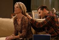 Two and a Half Men – Geschickt versucht Gloria (Christine Dunford, l.) sich an Alan (Jon Cryer, r.) ranzumachen ...