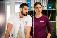 Bettys Diagnose – Die Affäre von Betty (Henrike Hahn, r.) und Tarik (Nicolas Fethi Türksever, l.) sorgt für Wirbel auf der Station.