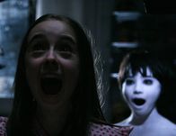 Der Fluch - The Grudge 3 – Immer wieder taucht in der Nähe von Rose (Jadie Hobson, l.) ein kleiner Junge (Shimba Tsuchiya, r) auf. Doch niemand will ihren Aussagen Glauben schenken ...