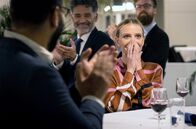 Die Beschwerde – Mona (Emma Sehested Høeg) nimmt mit ihren Kollegen an einem Managementkurs in einem Hotel teil.