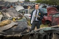 Mayday - Alarm im Cockpit – Brantford, Ontario, Kanada - NTSB Junior Investigator (gespielt von Jordan Till) inspiziert die Absturzstelle von Emery Worldwide Flight 17 (Cineflix 2017/Panagiotis Pantazidis)