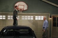 How I Met Your Mother – Das langersehnte Zusammentreffen von Barney (Neil Patrick Harris, l.) und seinem Vater Jerry (John Lithgow, r.) verläuft völlig anders als gedacht ...