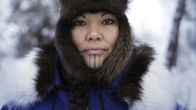 Alaska - Eisige Tradition – Jody Potts-Joseph dressed for the below freezing temperatures. (National Geographic)