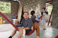 Auf und davon – Auf und davon Staffel 16 Folge 5 Ecuador: Mit den Kindern spielen lenkt ab. 2025 Copyright: SRF