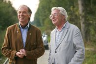 Die Rosenheim-Cops – Ferdinand Reischl (Wolfgang Fierek, li.) steht den Geschäftsplänen Harry Nordens (Dieter Thomas Heck) skeptisch gegenüber, denn was soll ein Safaripark in Rosenheim.