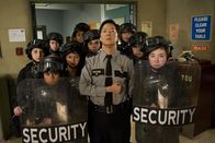 Community – Bei der Trauerfeier kommt es zu massiven Ausschreitungen, die von Chang (Ken Jeong, M.) und seinen Helfern brutal niedergeschlagen werden ...