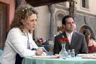 Monk – Ein Skydiver kommt in der mexikanischen Wüste auf äußerst mysteriöse Weise ums Leben. Ein neuer Fall für Sharona (Bitty Schram, l.) und Mr. Monk (Tony Shalhoub, r.) ...