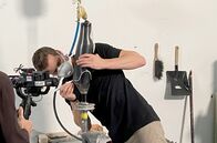 Handwerkskunst! – Peter Ferger zeichnet die Schnittlinie ein, damit der Schaft später passgenau ausgesägt werden kann.