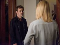 Homeland – Peter Quinn wohnt im Untergeschoss bei Carrie (Claire Danes, r.). Da sie viel unterwegs ist, passt ihr alter Freund Max (Maury Sterling, l.) häufig auf ihn auf, weil der mit epileptischen Krampfanfällen zu kämpfen hat ....