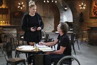 Mom – Tammy (Kristen Johnston, l.); Adam (William Fichtner, r.)