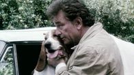 Columbo – Lt. Columbo (Peter Falk) bittet seinen Hund, auf ihn zu warten, während er General Padget besucht.